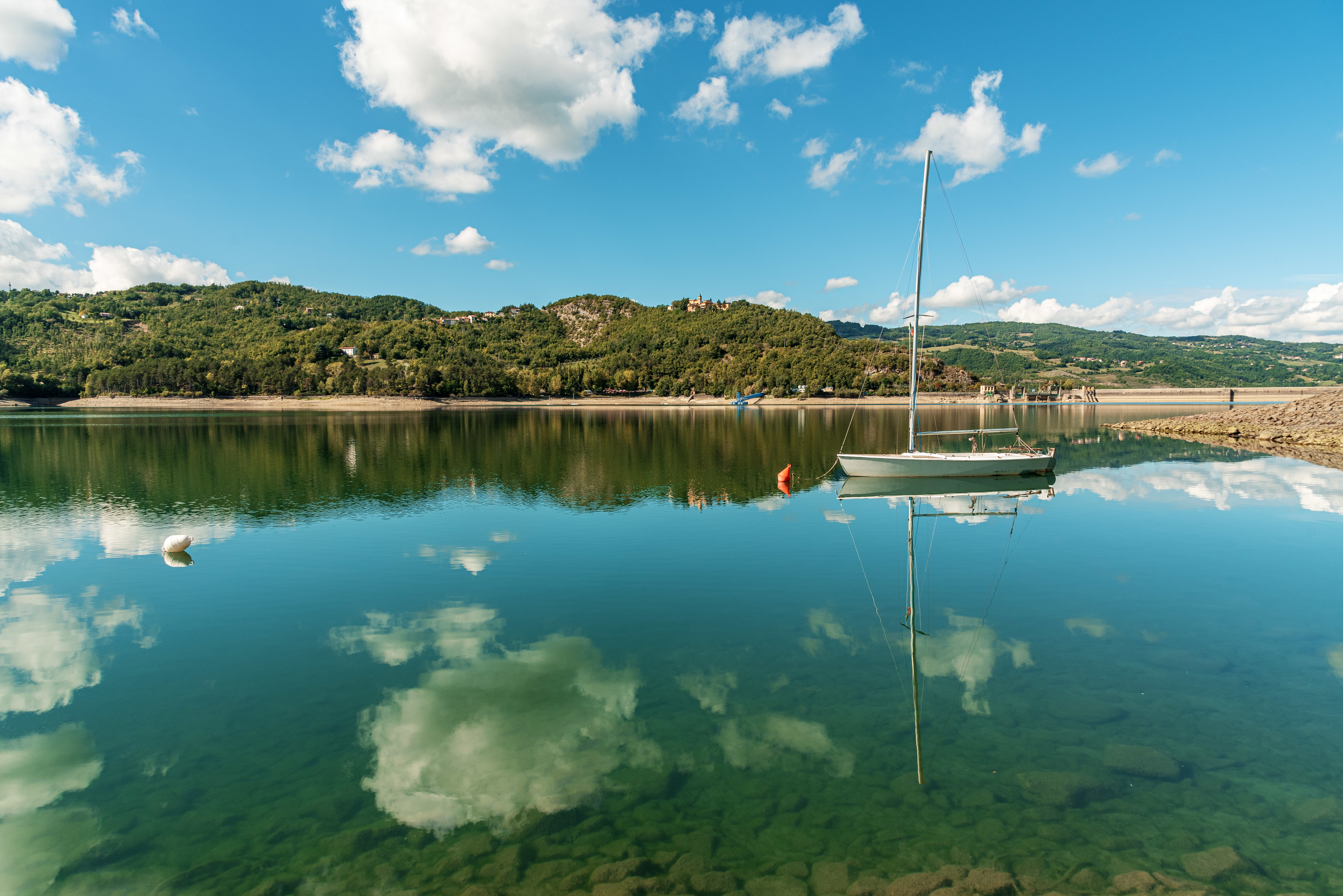 Lago di Suviana — Apennine mountain reservoir swimming near Bologna